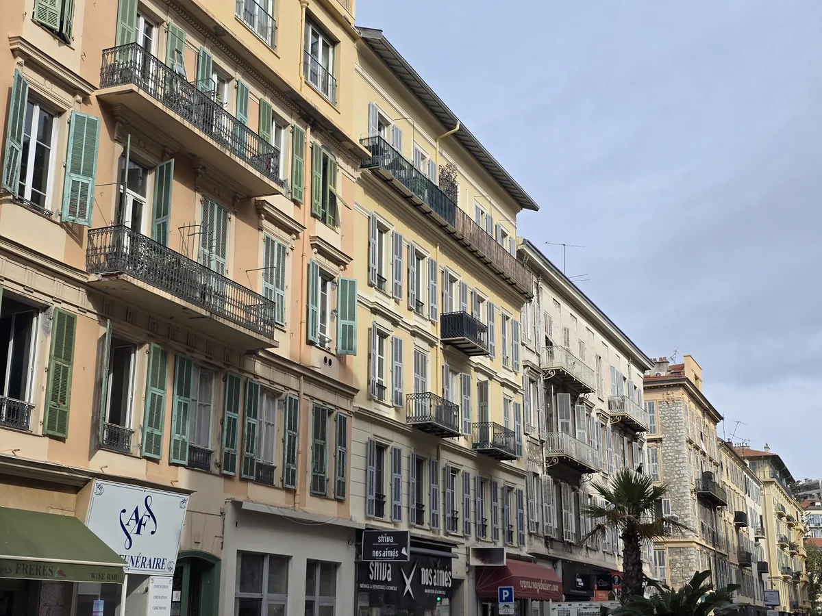 Façades anciennes à balcons en fer forgé et volets verts côté Carabacel, rue Gioffredo à Nice