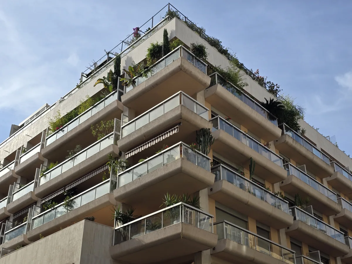 Terrasses en encorbellement et derniers niveaux plantés de la résidence Le Pont Neuf, à l'angle des rues Chauvain et Gioffredo à Nice