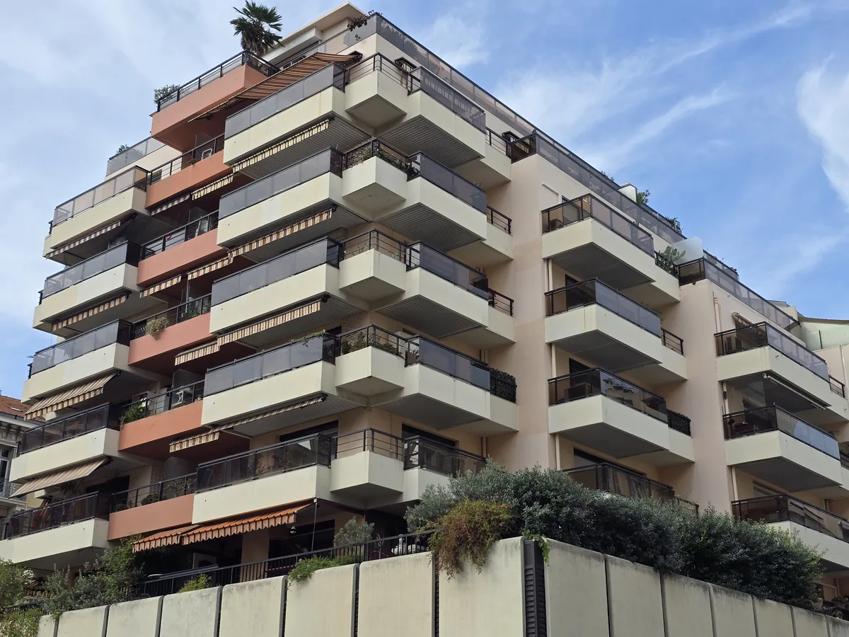 Résidence Le Raphaël, 24 rue Gioffredo à Nice : terrasses filantes en gradins, stores terre cuite et jardinières
