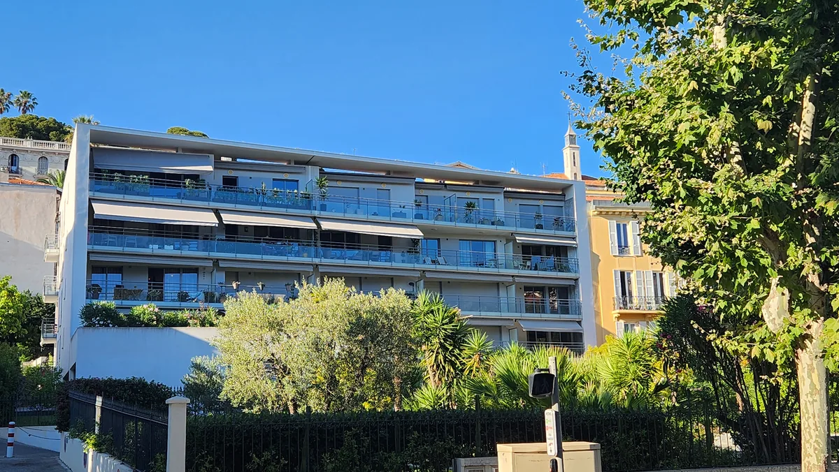 Résidence récente à larges terrasses filantes au-dessus d'un jardin planté, côté boulevard Carabacel à Nice