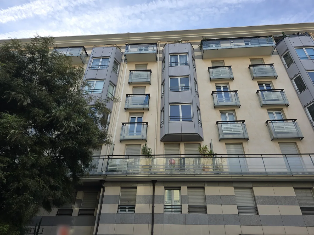 Résidence Jardin Pastorelli, 23 rue Pastorelli à Nice : façade claire à bow-windows gris, balcons vitrés et terrasse filante
