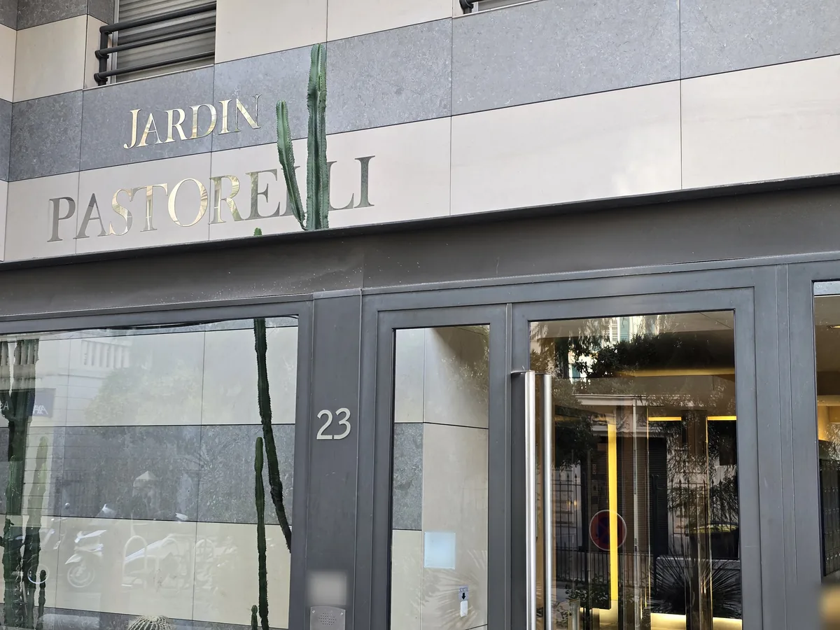 Entrée de la résidence Jardin Pastorelli au 23 rue Pastorelli à Nice : nom en lettres dorées sur parement de pierre et porte vitrée