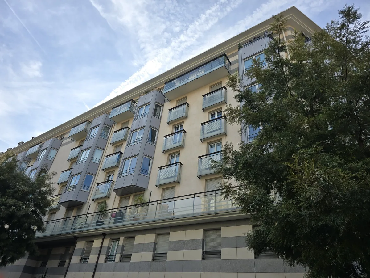 Façade contemporaine du Jardin Pastorelli, 23 rue Pastorelli à Nice : bow-windows, balcons vitrés et terrasse filante au premier étage