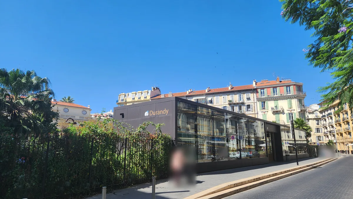 Le square Durandy et la station de tramway Durandy le long de la rue Pastorelli à Nice, immeubles niçois à toits de tuiles en arrière-plan